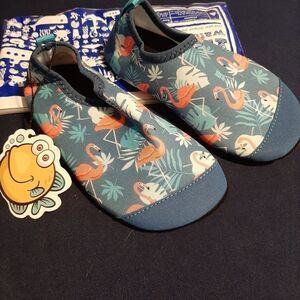 NWT Little Kids Size 6 Flamingo Water Shoes